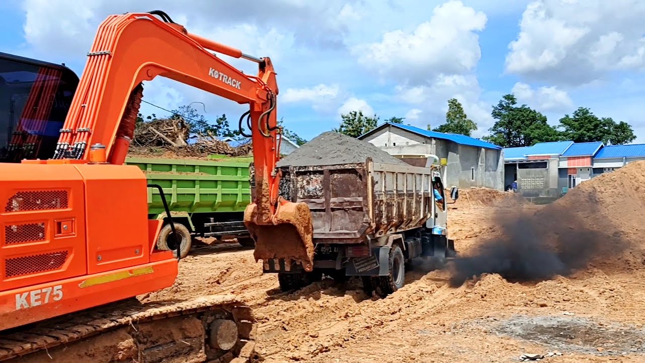 TRUK JOMPLANG. Mobil Truk Pasir Isuzu Di Aspal Dia BERJAYA DIBECEK Iya Tak Berdaya Dibantu Excavator