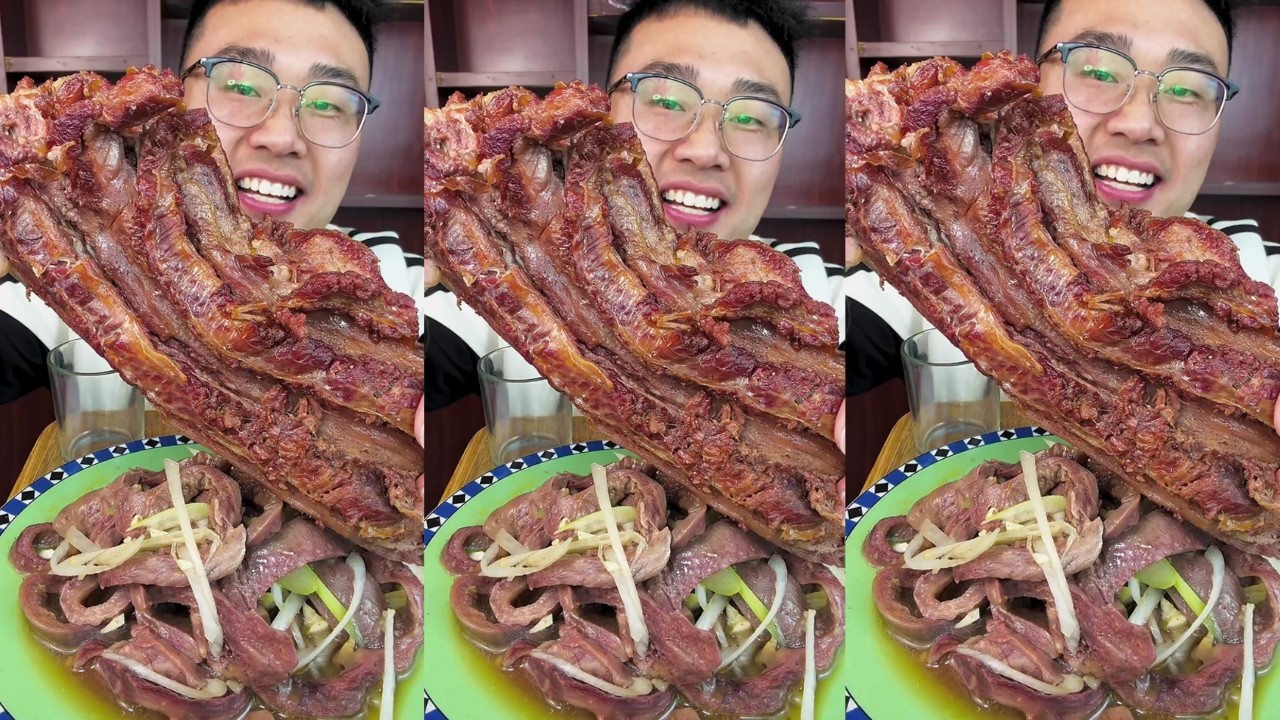 Big donkey ribs and a plate of flavorful donkey intestines—this meal looks incredibly delicious!