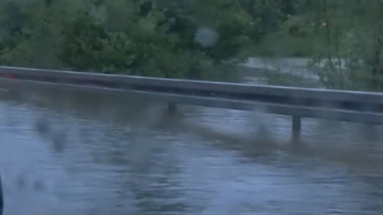 Stanje je u Gračacu vrlo ozbiljno: Pogledajte potpuno poplavljenu cestu