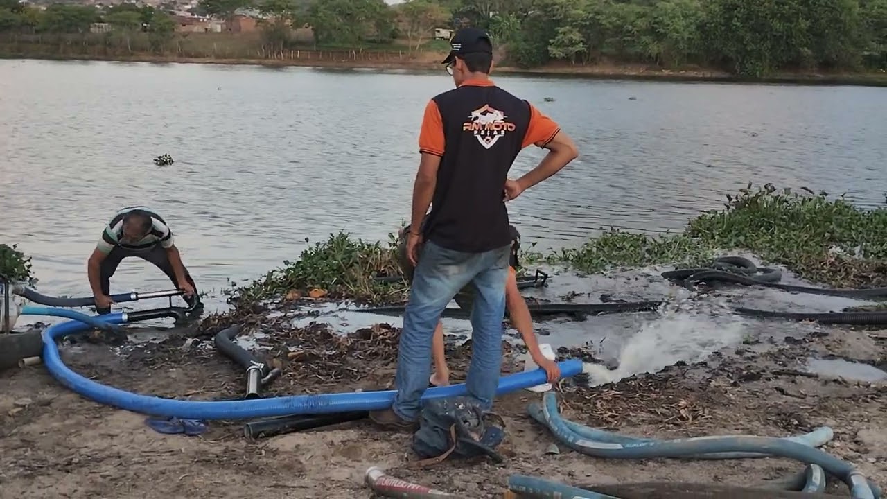 testando o equipamento feito de sucatas para sucção pra calha de mineração.