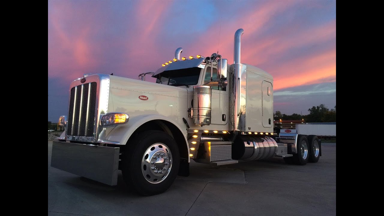 2016 389 Peterbilt Flat Top 550 ISX 18 Speed Platinum Interior