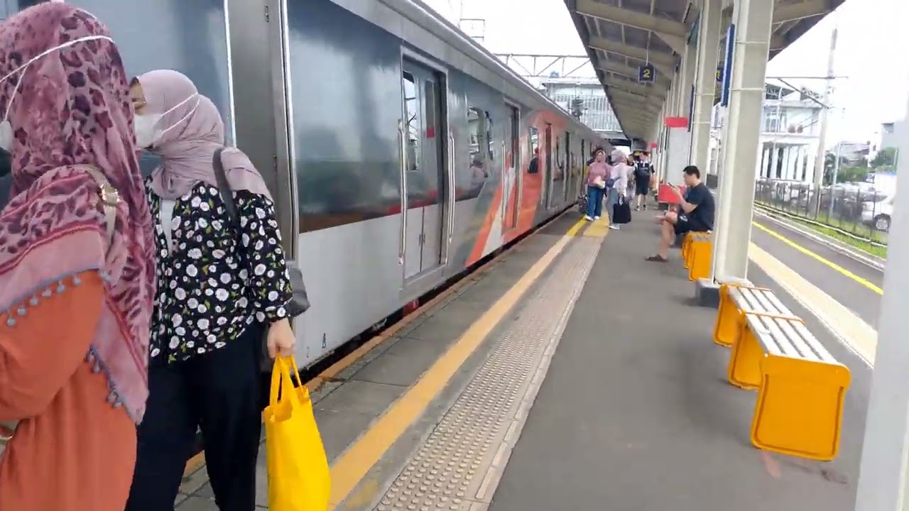 KRL CLI-125 tujuan akhir stasiun Bekasi via Manggarai dan KRL bandara Soekarno Hatta 