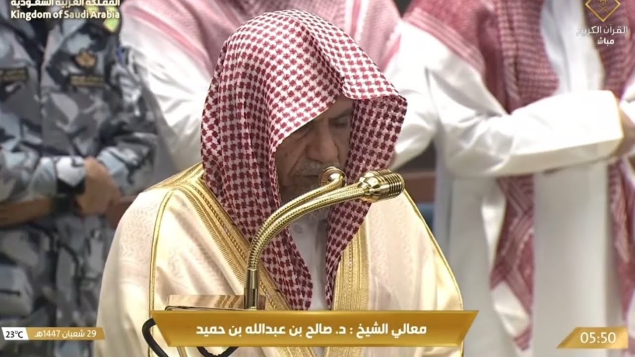 الشيخ صالح يؤدي صلاة الفجر في مكة المكرمة 
