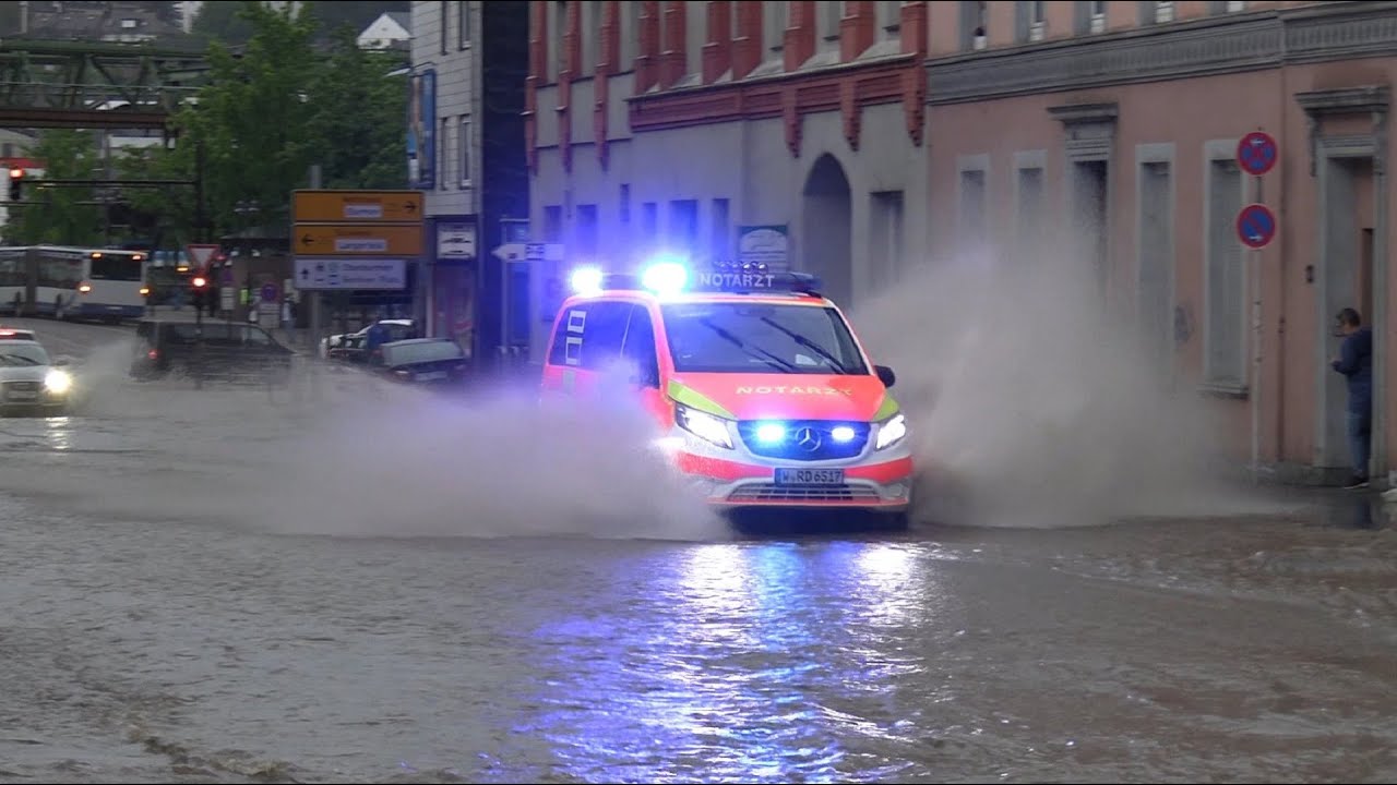 [UNWETTER über WUPPERTAL] Einsatzfahrten von Feuerwehr, THW und DLRG