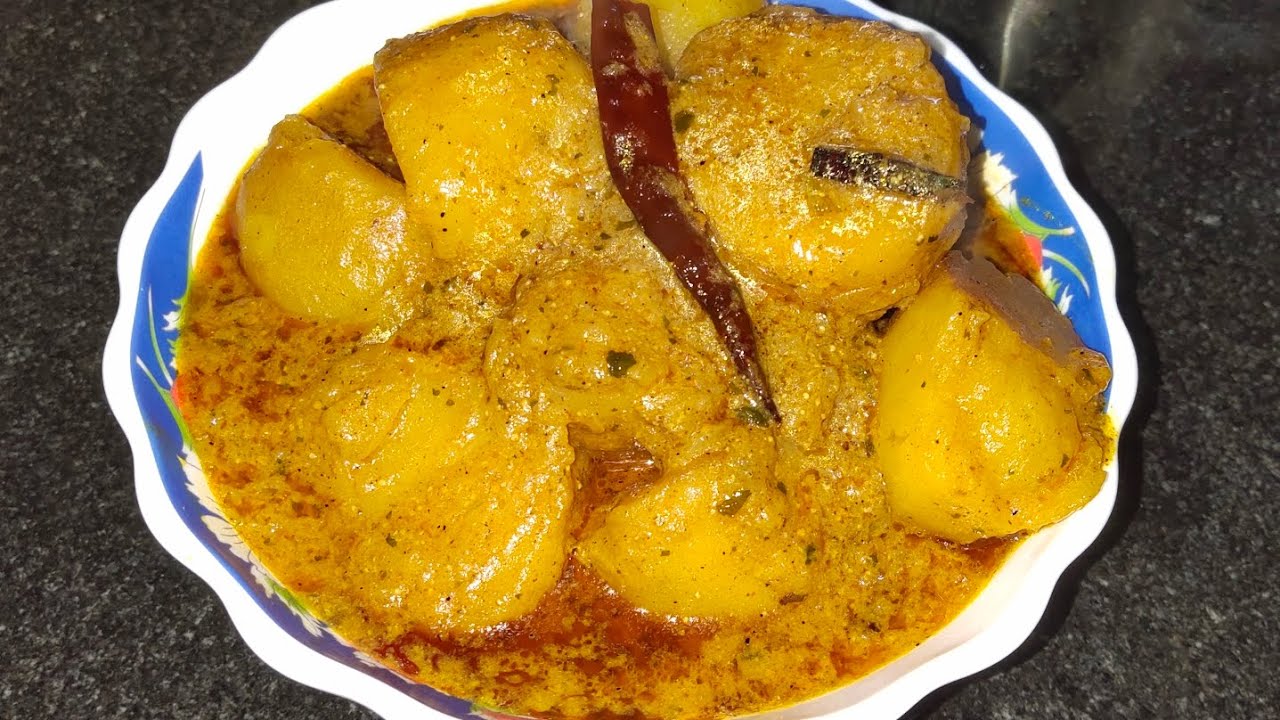 নিরামিষ কাশ্মীরি আলুরদম... স্বাদে গন্ধে একাই একশো