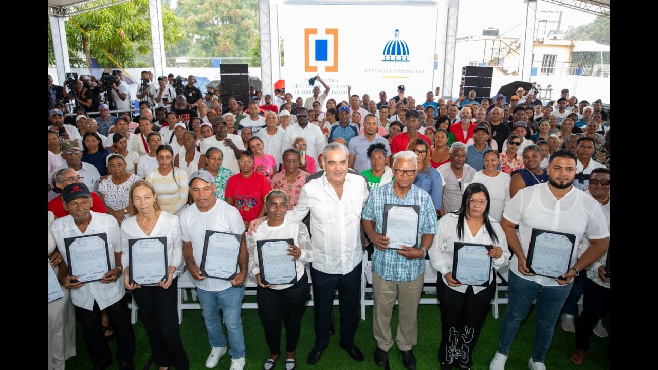 Acto de Entrega de títulos de propiedad - Los Alcarrizos, SDO.