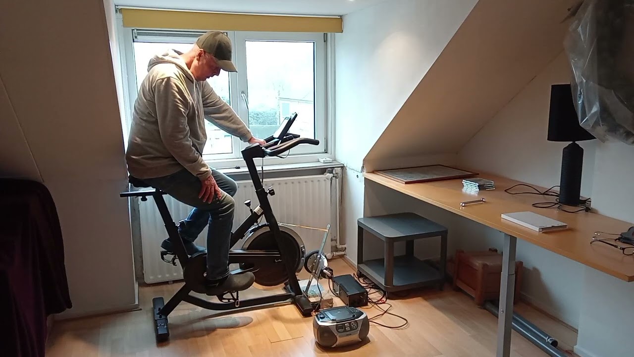 knutsel ed nood radio hometrainer met hoverboard dinamo