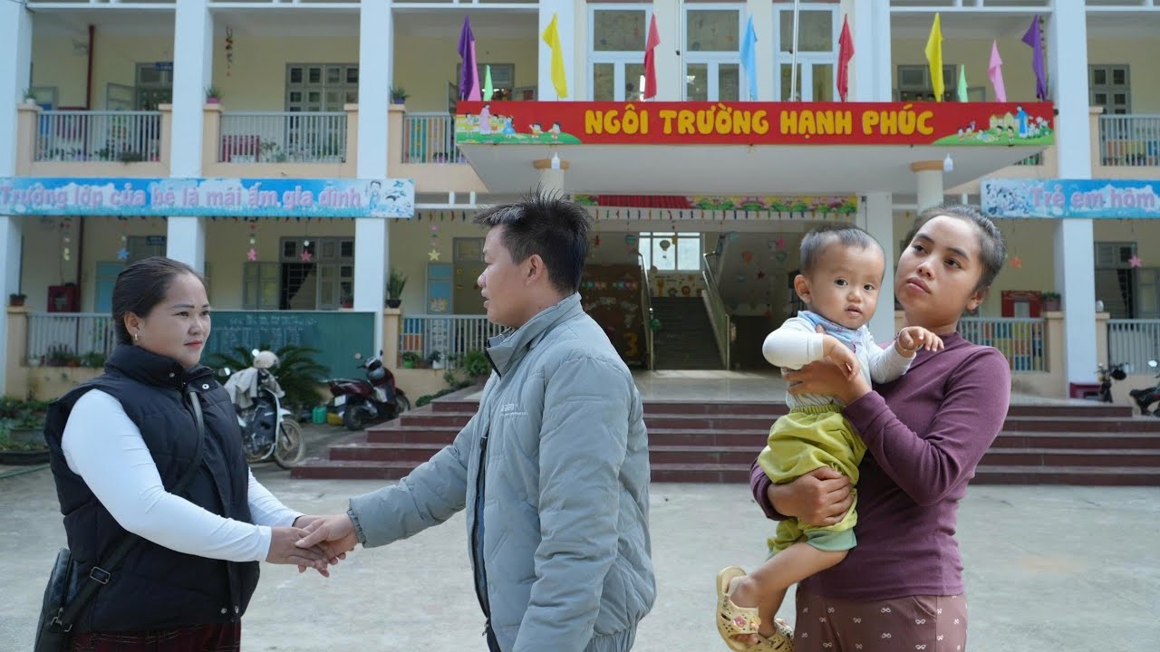 The moment the documents were completed &ndash; Joy filled the hearts of mother Ly Thi Di and baby Duc Tin