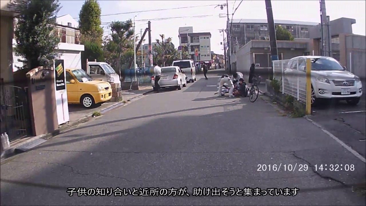 皆で助け出せ！自転車に挟まれて動けない子供を救助する