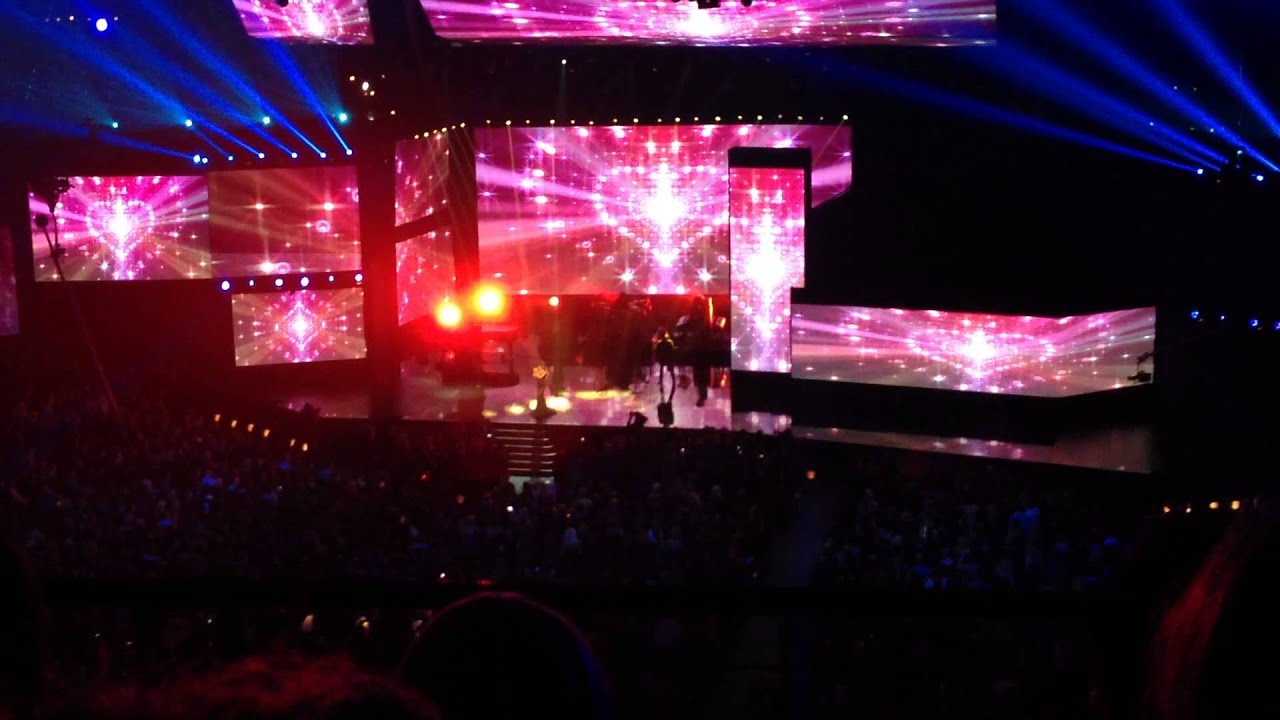 AMAs audience view Ariana Granda medley live (full HD)