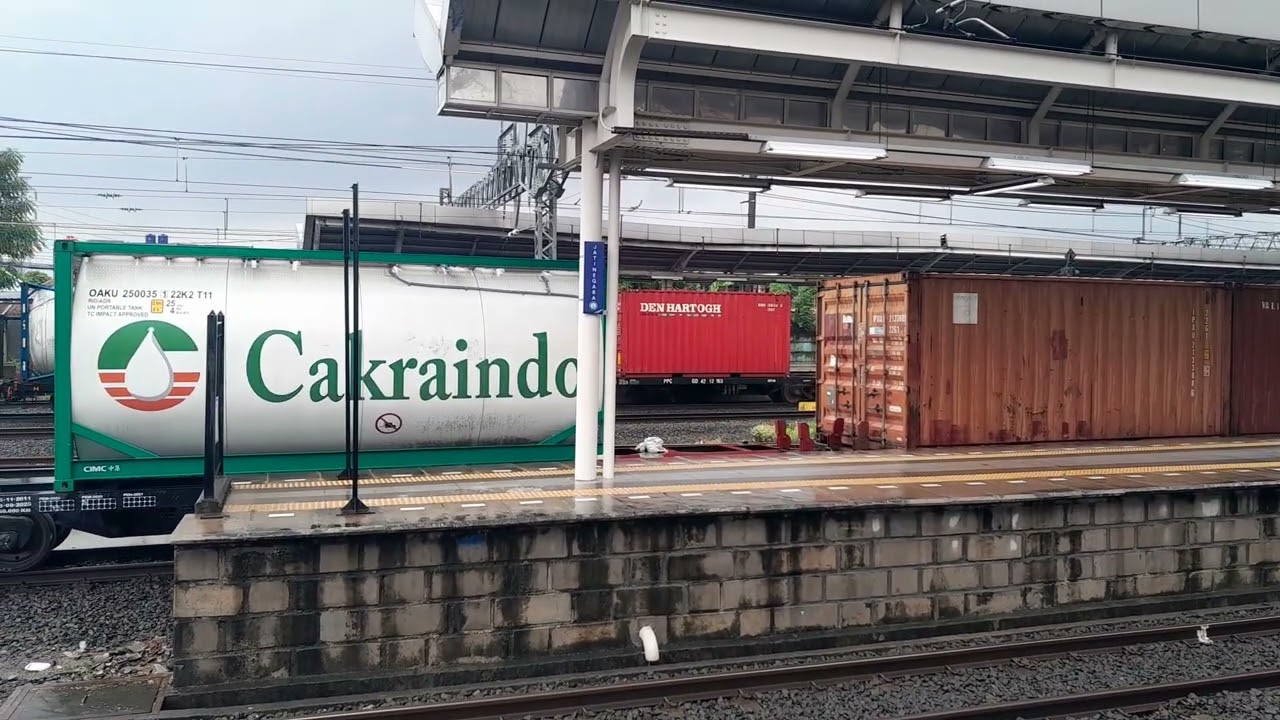 Ramainya Kereta Petikemas Barang di Jatinegara