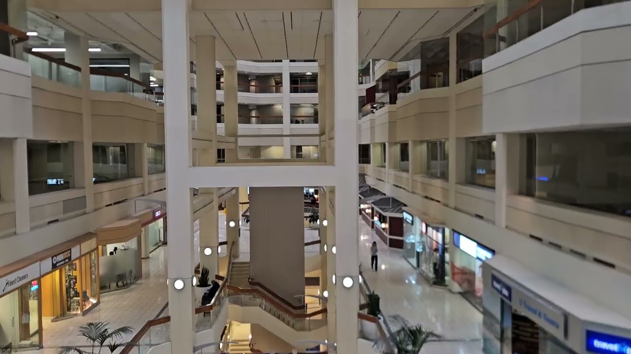 A Ride on The Atrium Elevator at Yonge and Dundas Square 