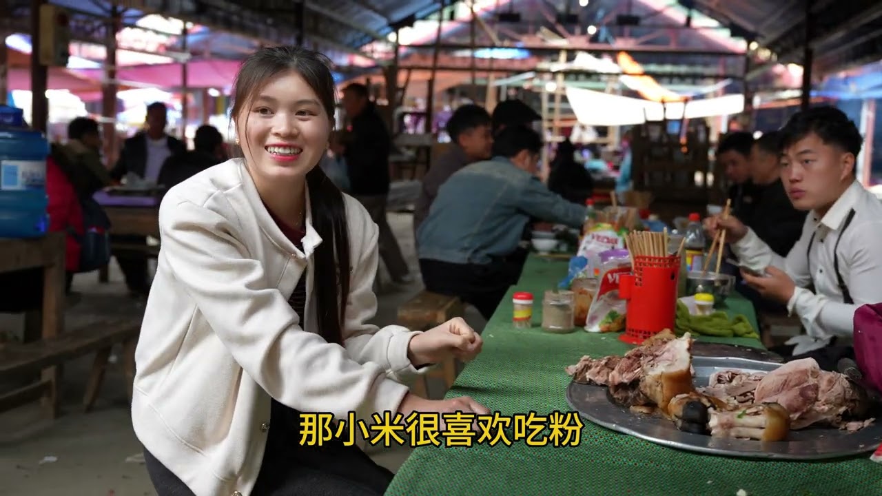 新春刚开始，小米怀着兴奋的心情去逛早市。但让小米惊讶的是，市场非常冷清，只零星地看到几个人 | 越南小米