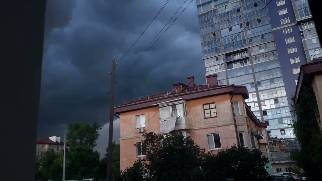 Гроза с сильным ливнем и ветром в Артеме 21 июля 2024.