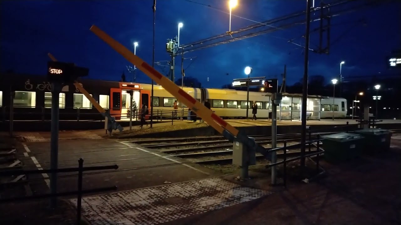 Plattformsbommarna på Kalmar C med Öresundståg - Swedish level crossing
