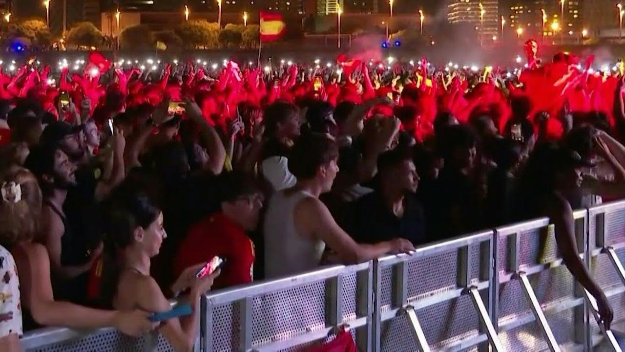 Fans go wild in Barcelona as Spain take the lead in World Cup final | AFP