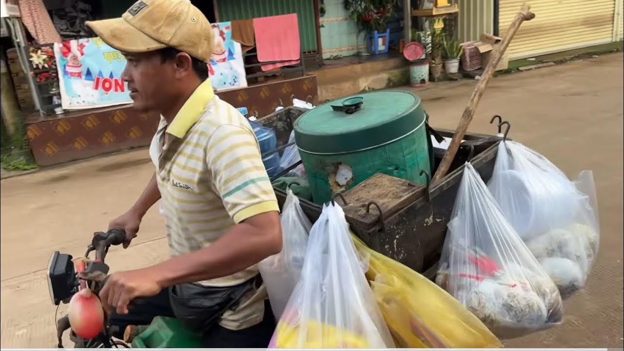 ផ្សារព្រឹកព្រលឹម នៅ មណ្ឌលគិរី/ Market Before Sunrise in Mondulkiri Province, Cambodia