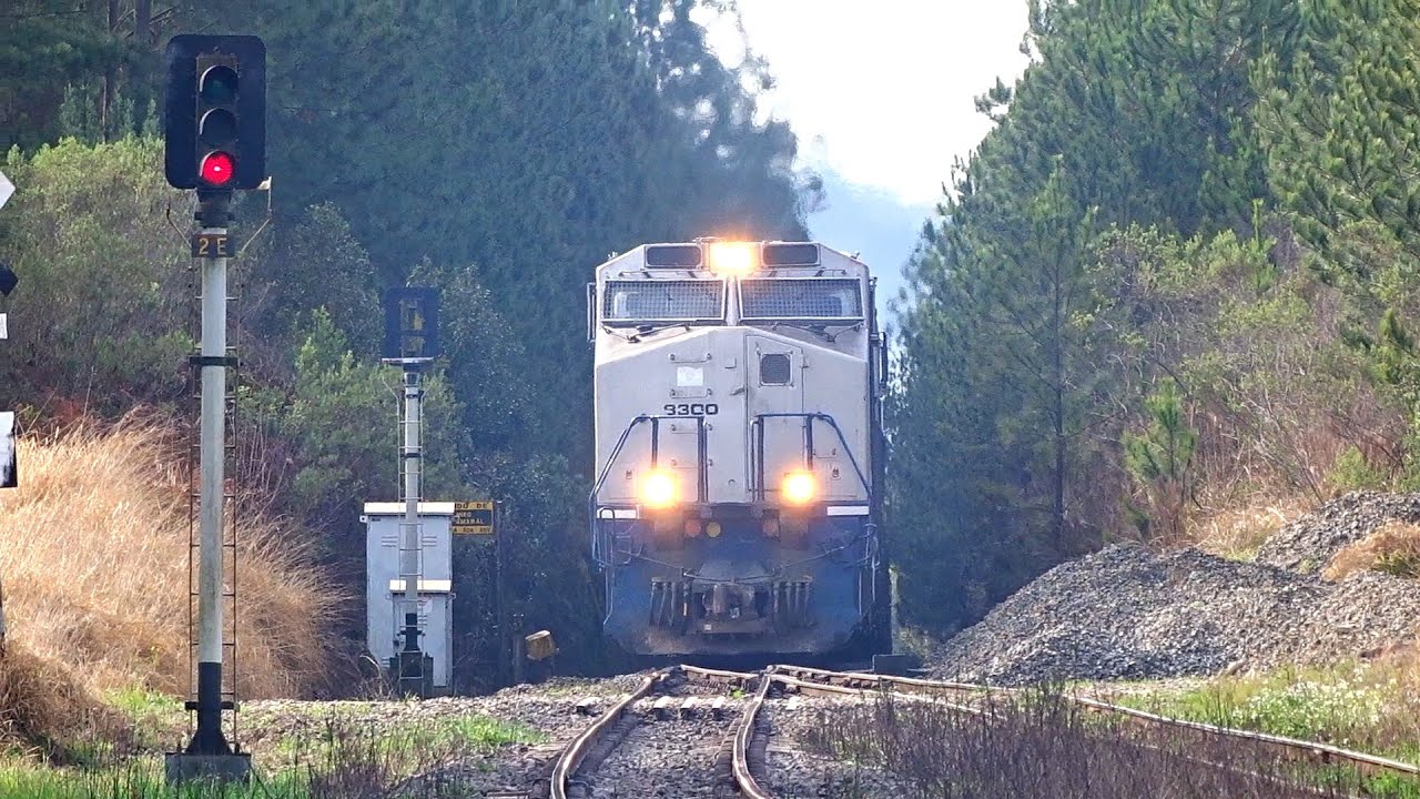 Dupla de DASH-9 da rumo no Trem com Vazios