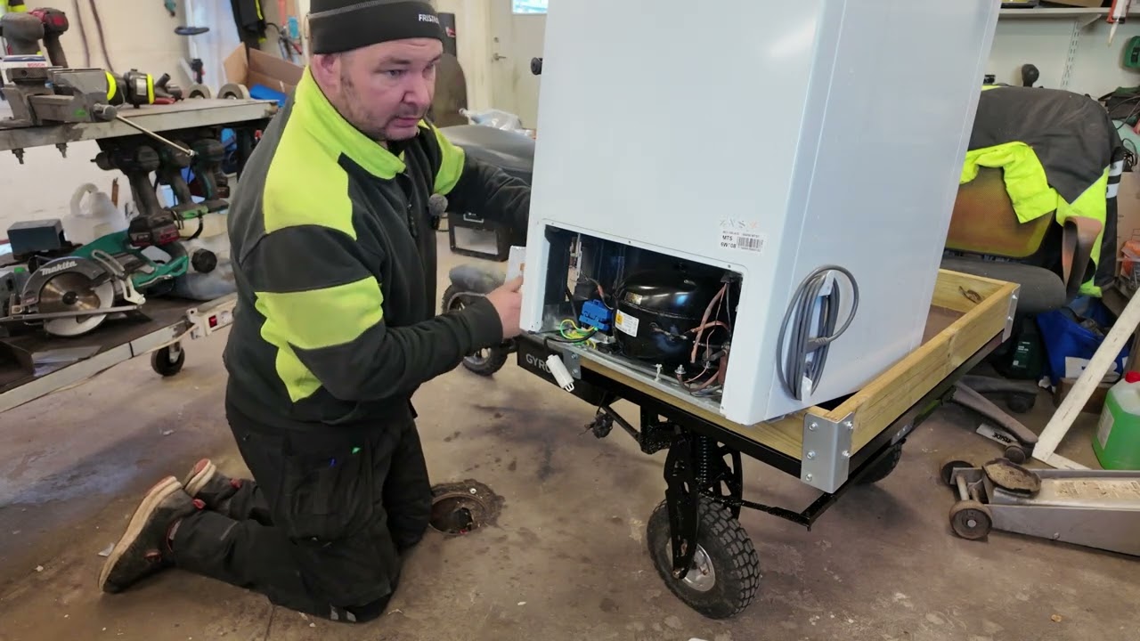 Demonterar en  fryssk&aring;p-kompressor