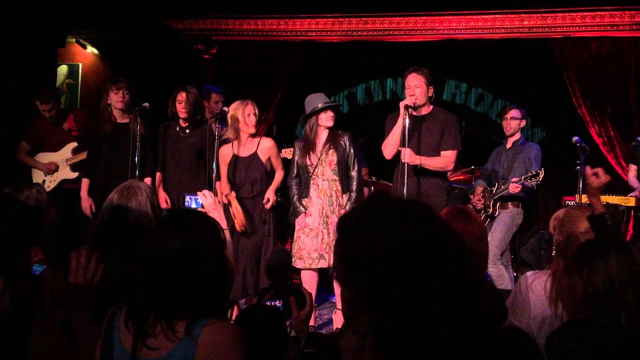 David Duchovny, Gillian Anderson, and Madeleine Martin singing
