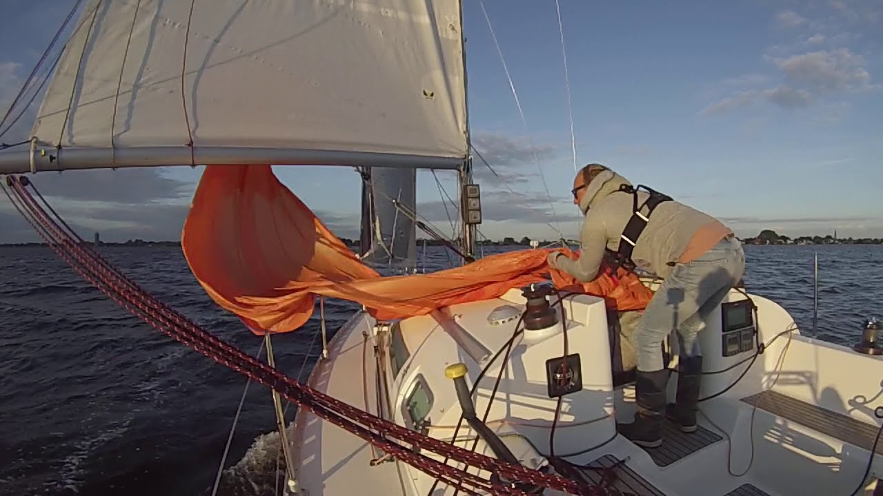 Sun Fast 32 Accelerate Solo spinnaker drop (how - to)