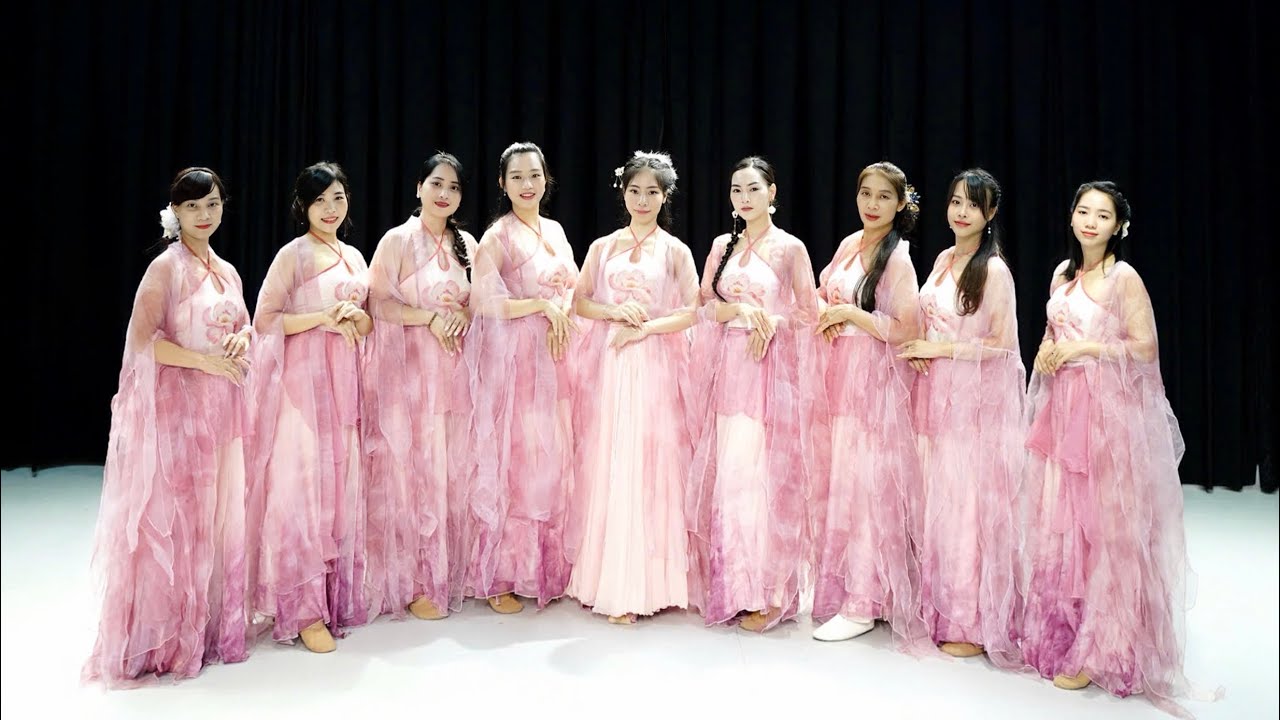 Cô Nhung Lưu_Tập thể lớp múa cổ trang Thần Thoại