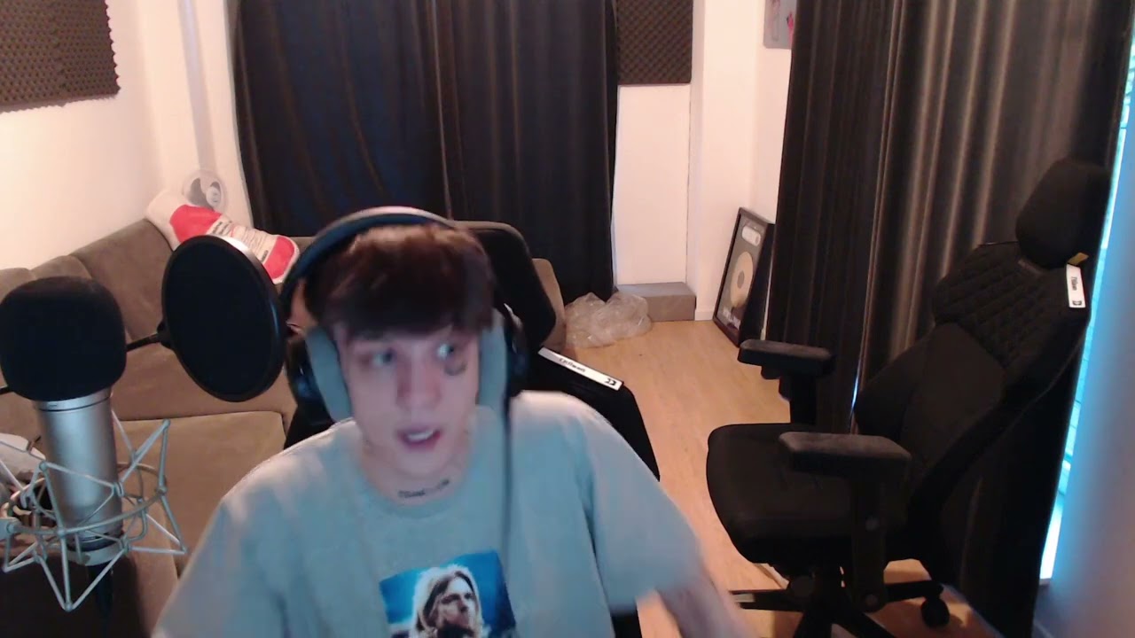 T Low Leakt aus versehen seinen Joint im Stream