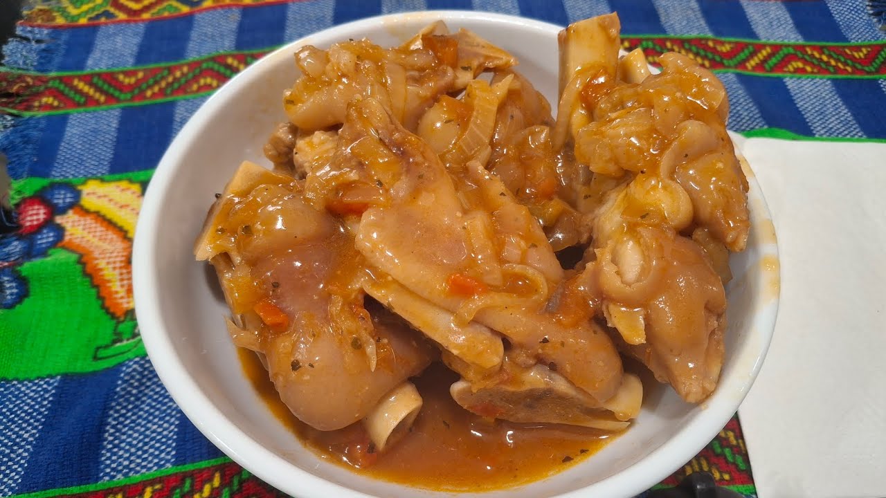 Patitas de puerco en salsa de tomate