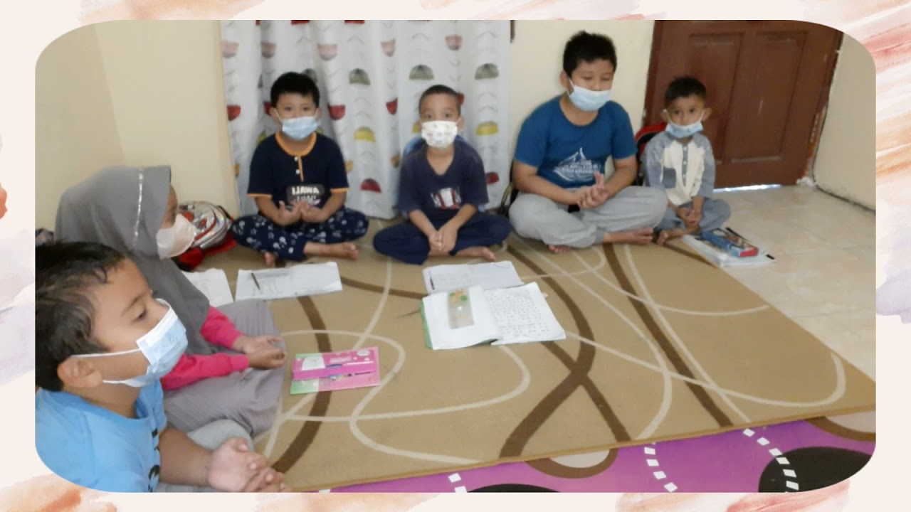 Memimpin doa menggunakan Bahasa Inggris Pembiasaan di tempat Les berdoa sebelum belajar