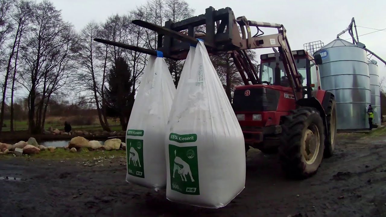 Rozładunek nawozu Fiatem agri f130 turbo