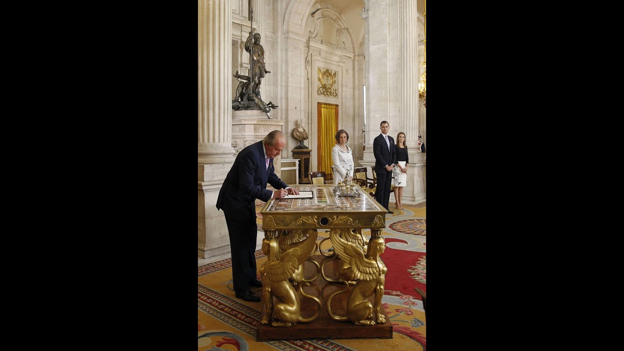 El rey Juan Carlos firma su abdicación