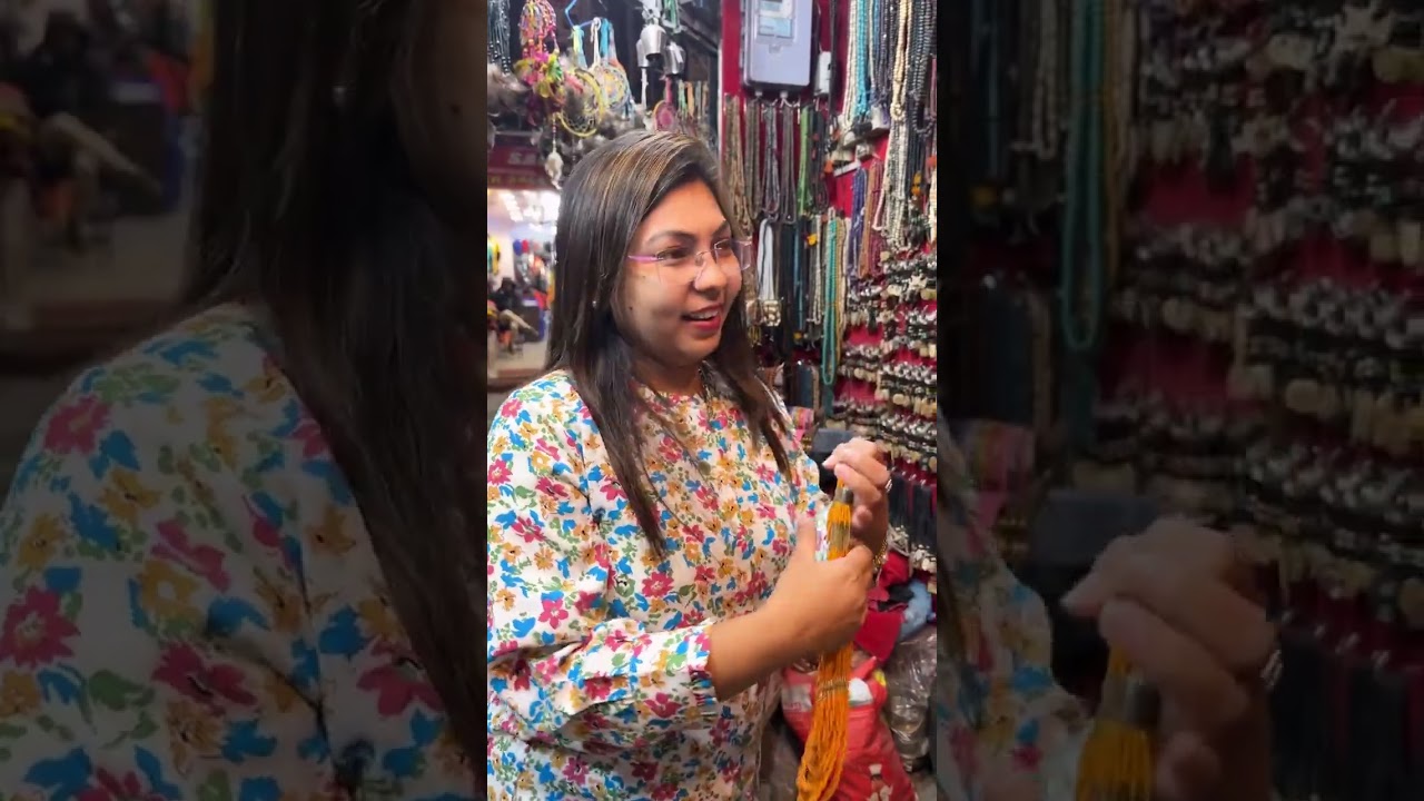 নেপালে শেষমূহুর্তের টুকটাক কেনাকাটা।