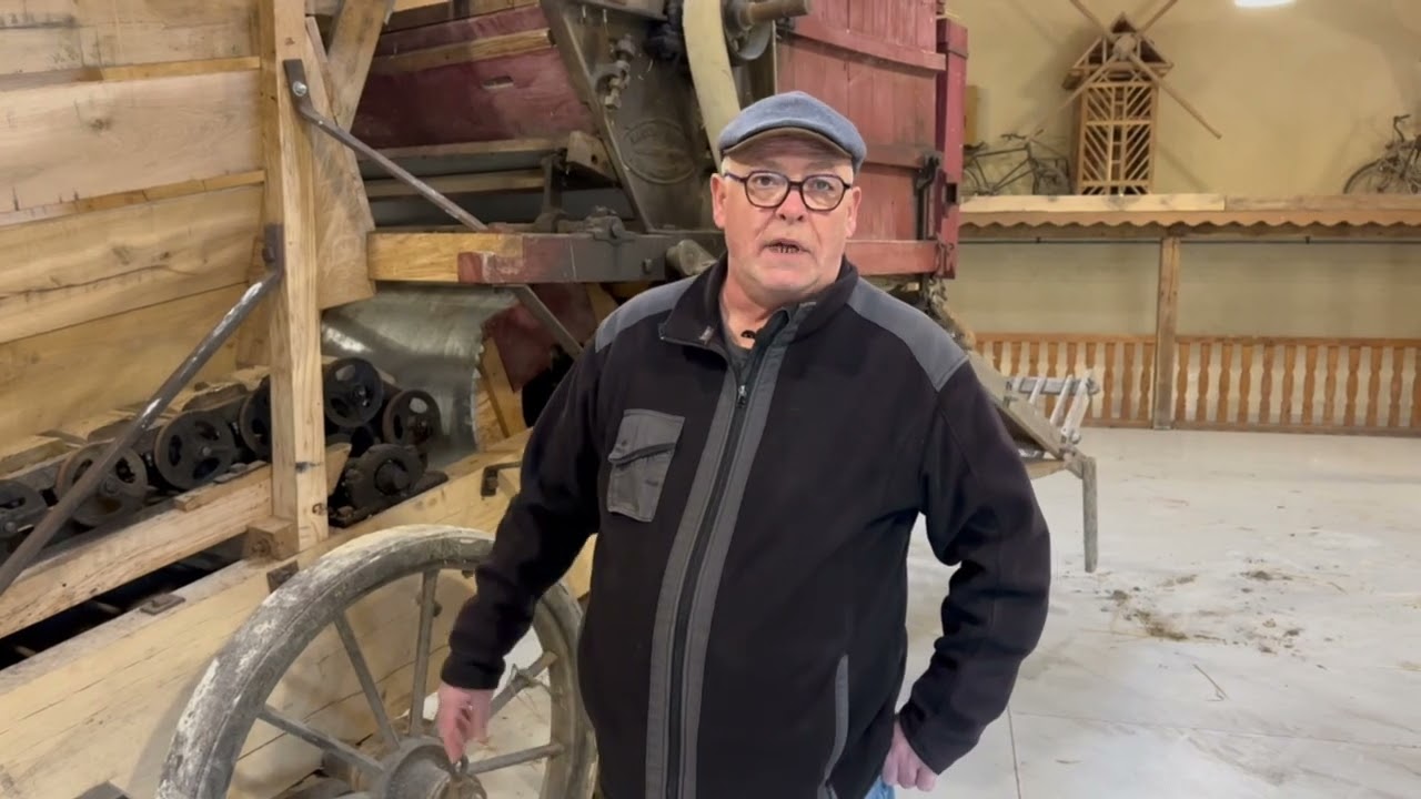 Fabrice, président de l'association du village des vieux métiers en Meuse,  présente la trépineuse .