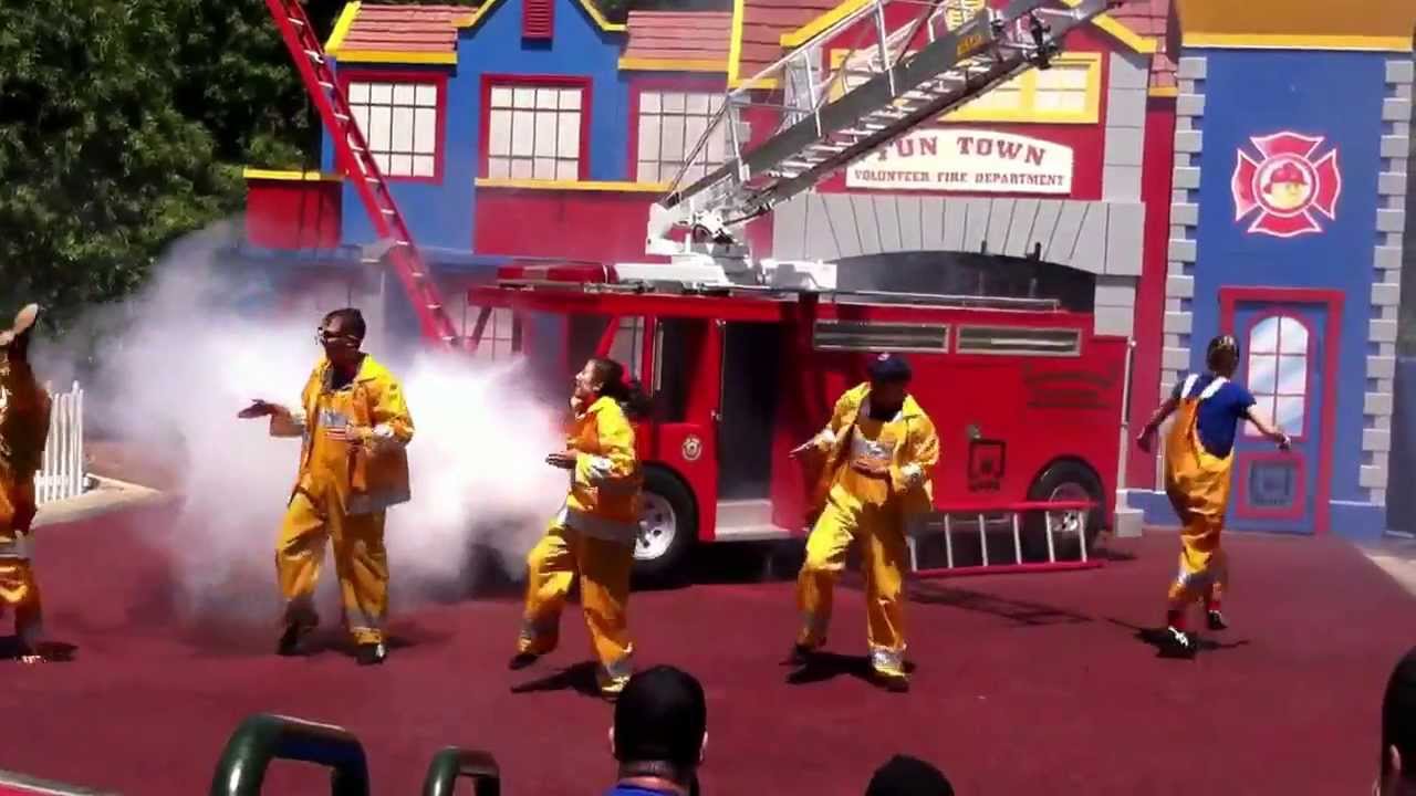 Legoland people dancing to gangam style