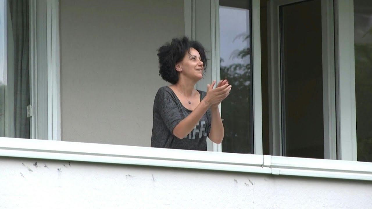 Les Parisiens continuent d'applaudir les soignants à leurs balcons | AFP Images