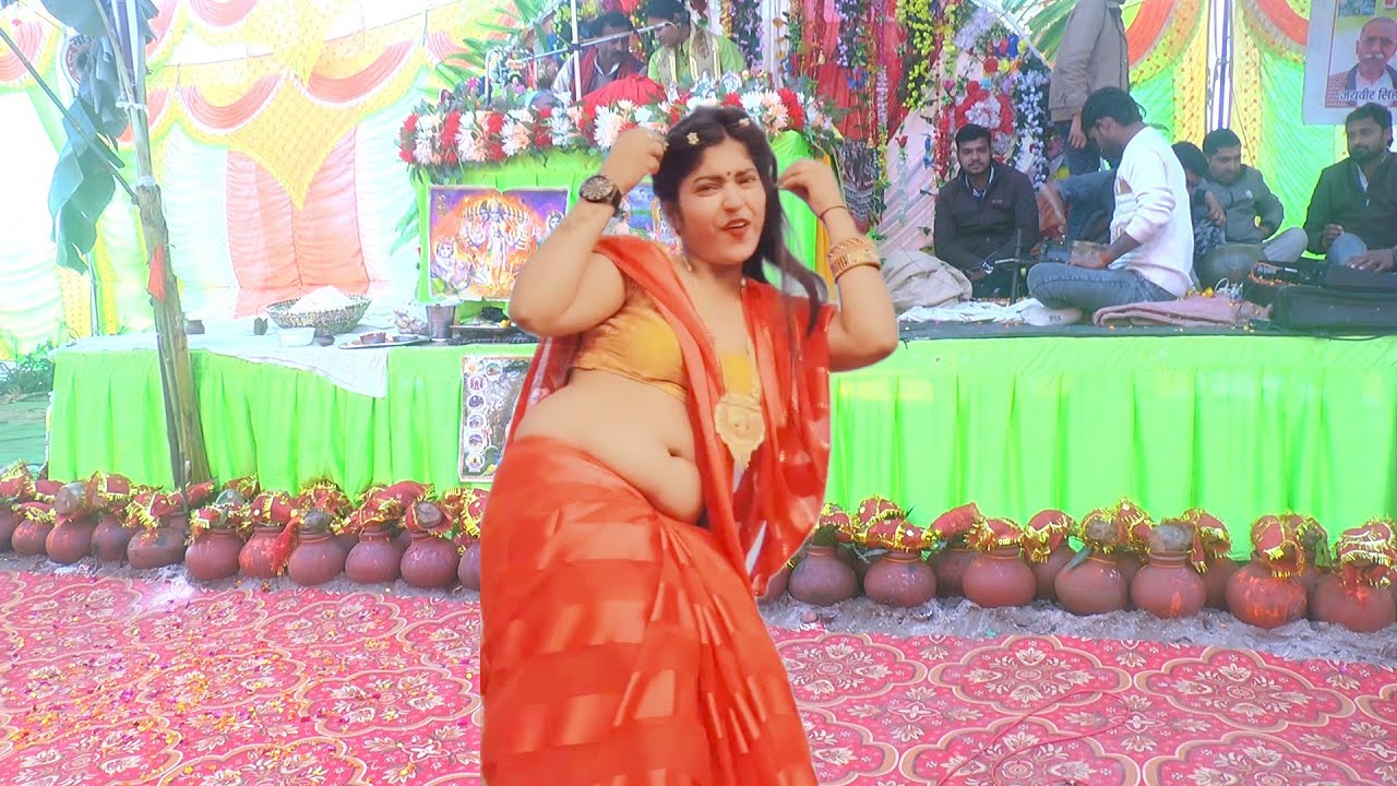 अलीगढ़ में इंस्टाग्राम वायरल बाली भाभी ने किया जिला टॉप डांस 