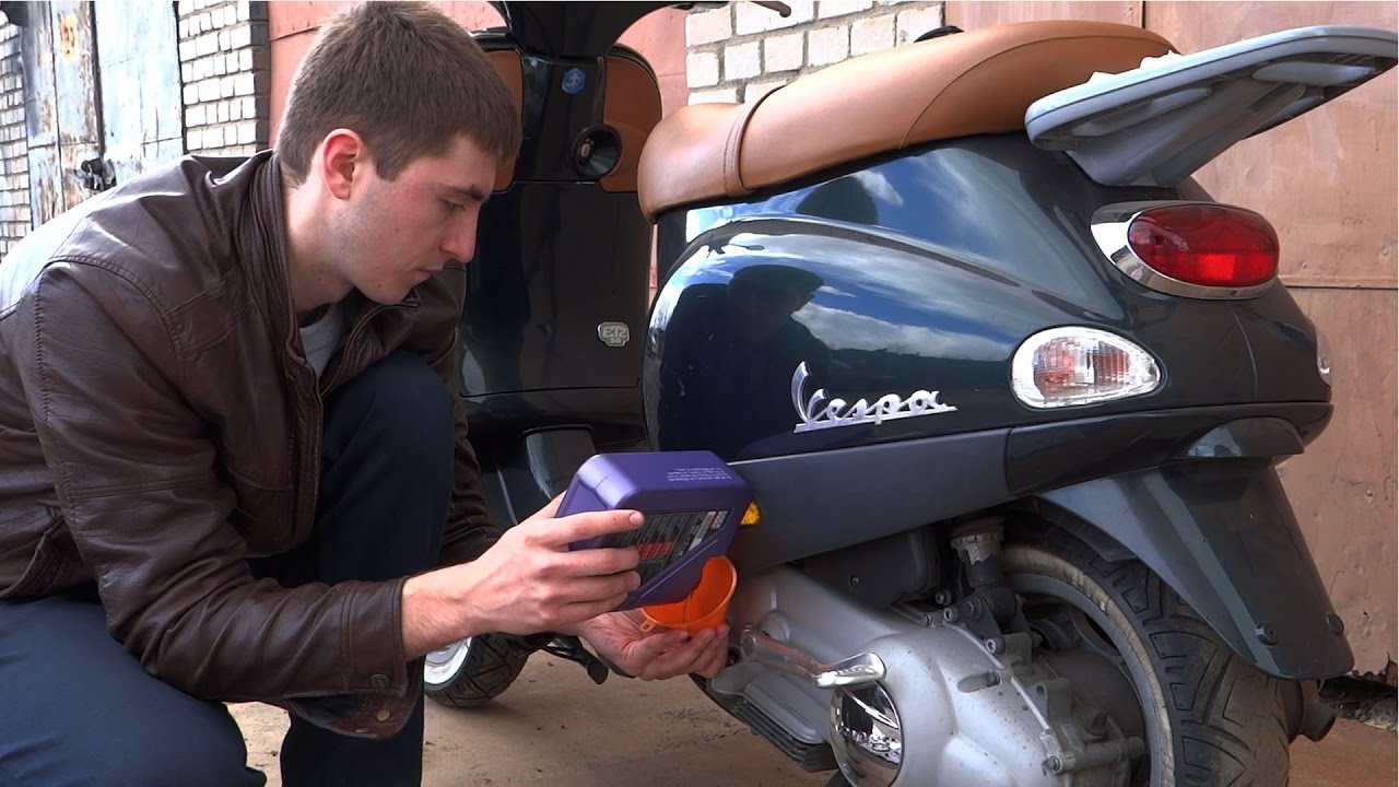 Обслуживание Vespa | Замена масла на скутере Vespa ET4