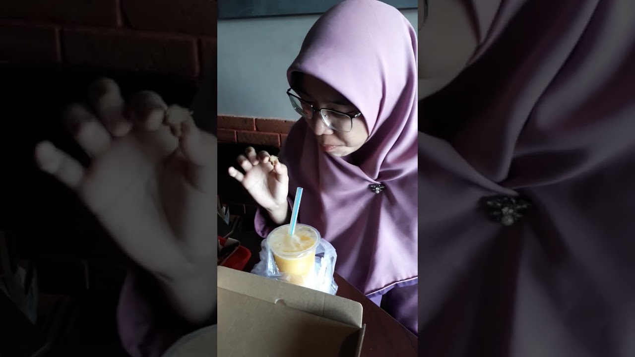 Ghassan makan pizza bersama Abi dan Umi