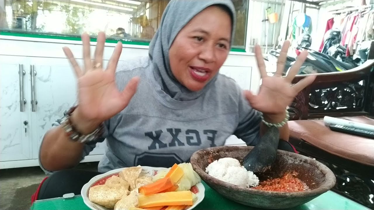 Makan nasi, sambal,tahu kerupuk #makansambal