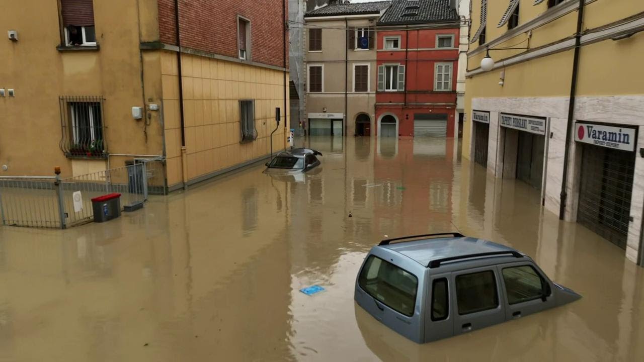 Maltempo in Emilia-Romagna, la vista dal drone: auto sommerse in centro a Faenza