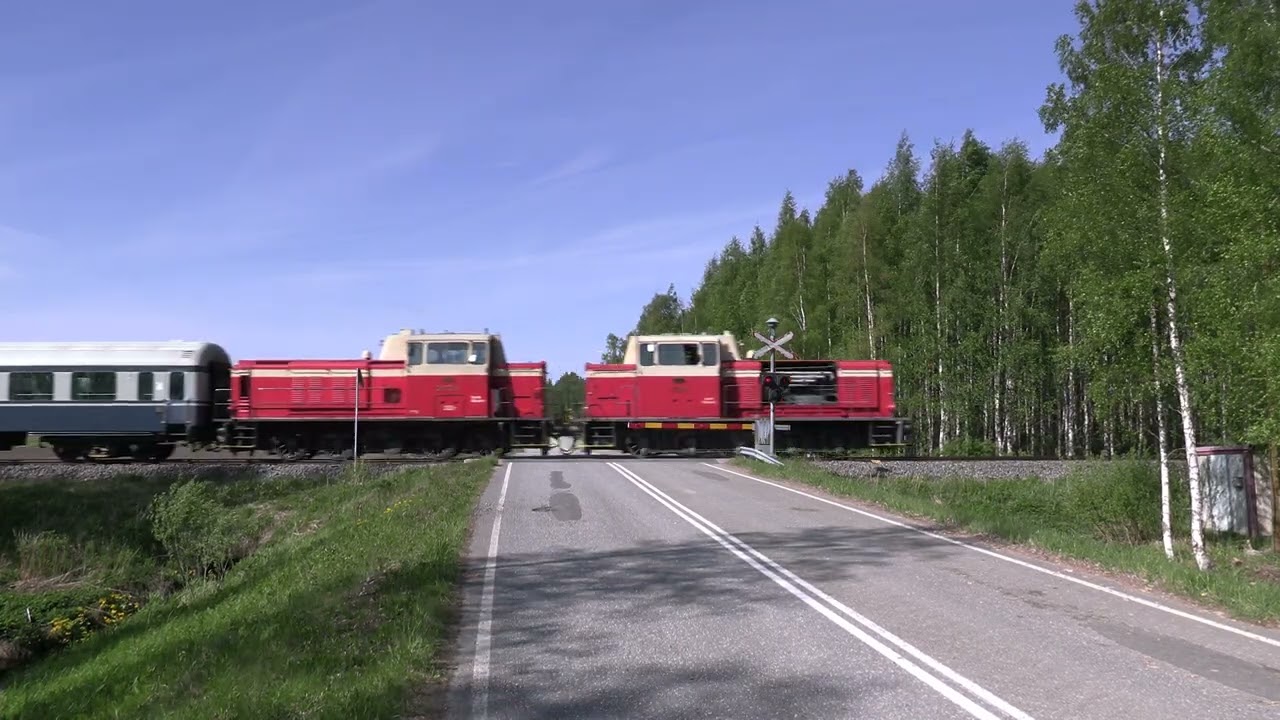 HMVY museum train MUS 1922 passed SURVONEVA I level crossing @ Kauhajoki, Finland