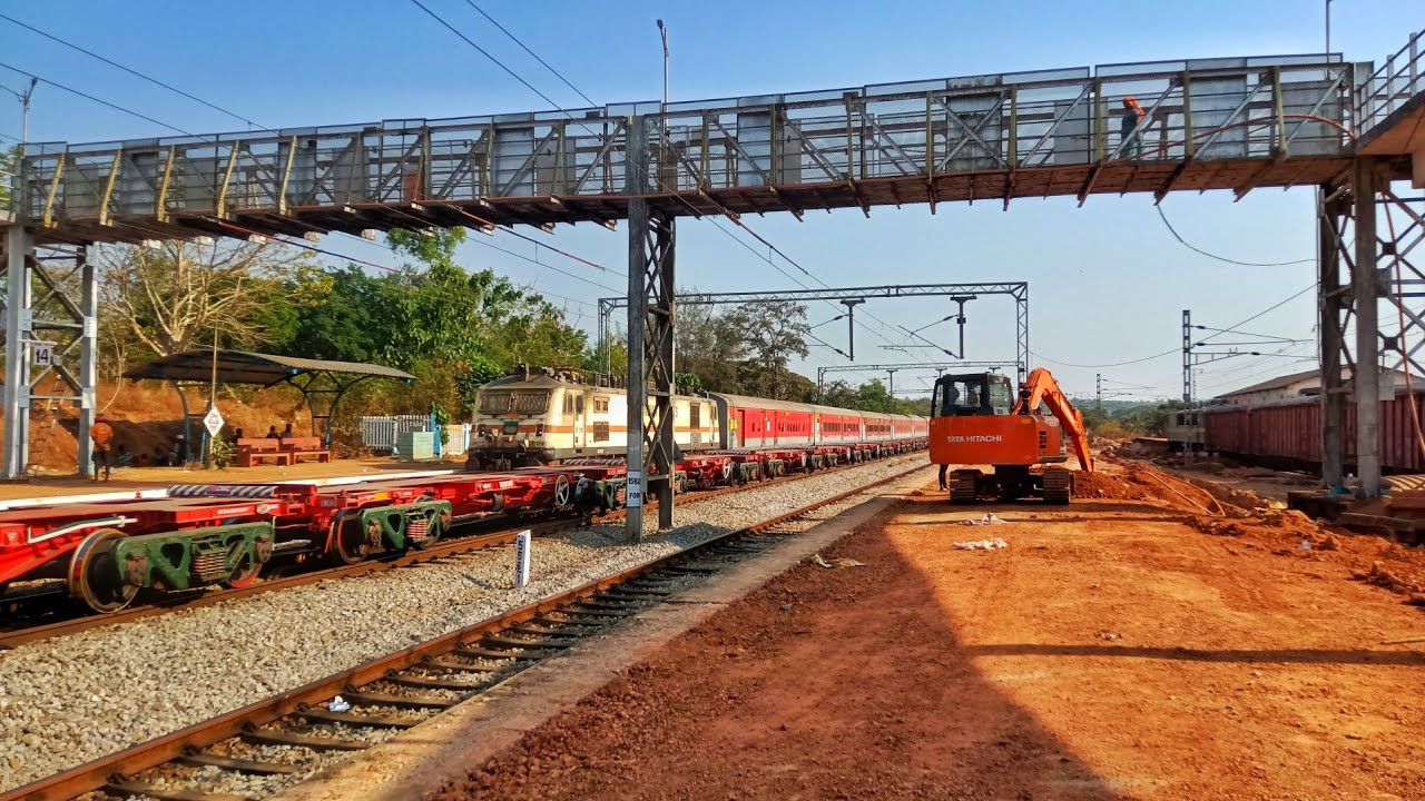 22114 TVC North - Mumbai LTT Superfast Express arrives Kumta, makes Unscheduled halt.