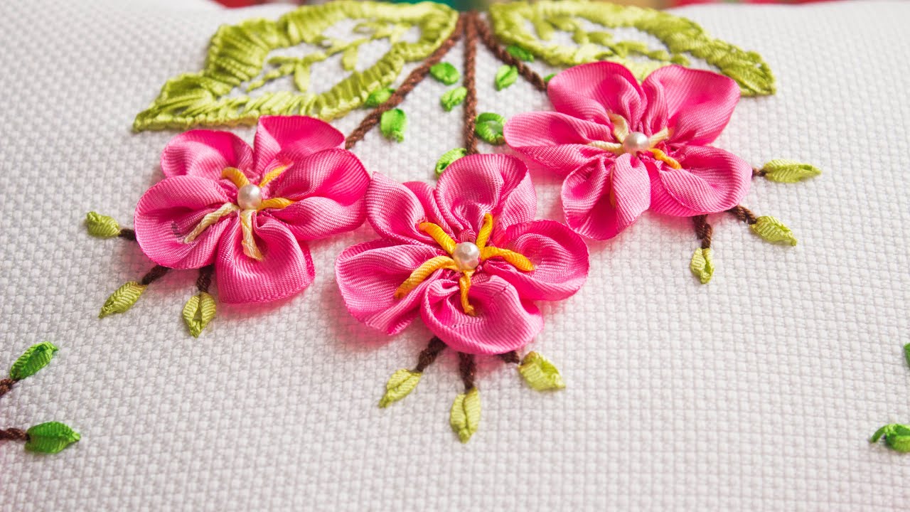 Cojin con flores armadas/Bordado a mano con cintas/Especial Día de la Madre/Embroidery ribbon pillow