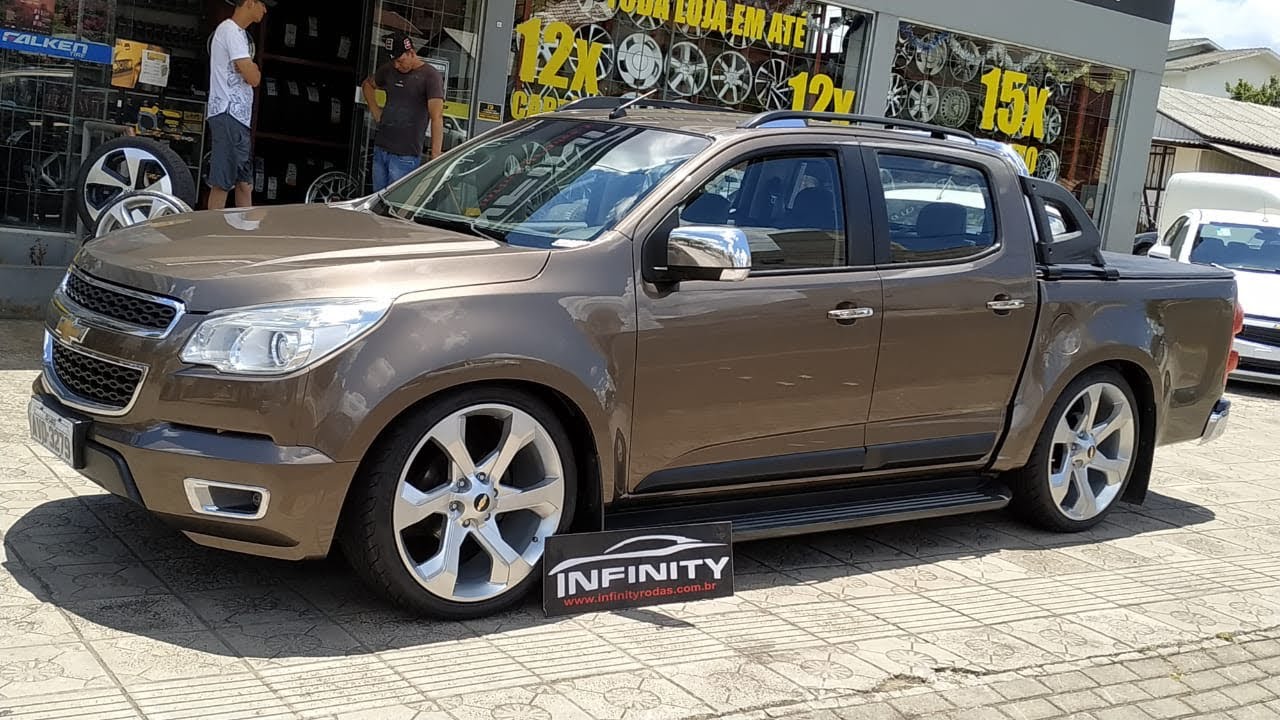 Chevrolet S10 rebaixada com rodas trailblazer aro 22&rdquo;