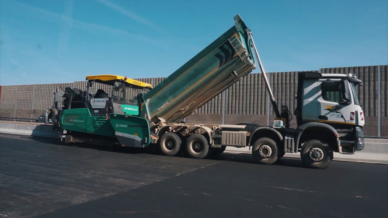 Beschicker Vögele MT 3000-2  befüllt Mittelleitplanke mit Kies – werwie GmbH