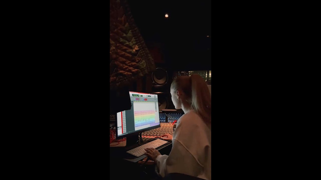 🎵 In the studio with Ariana Grande