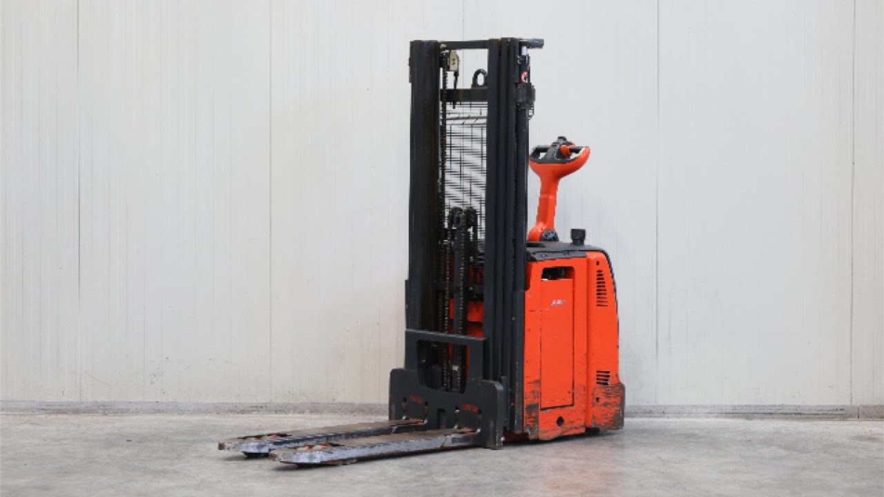 Linde D14AP (2020) electric pallet stacker, triplex mast, with free lift, 5280 hours worked