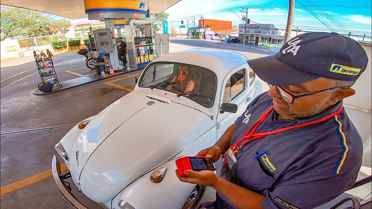 Primeira vez indo abastecer o fusca e já quebrou coisa no meio do caminho kkkkk