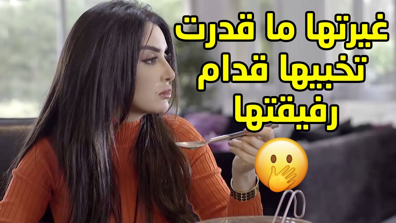تحاول تبين انها مو مهتمة بطليقها بس من درت انه مشتري ثياب نسائية طار عقلها🤭 مسلسل قابل للكسر