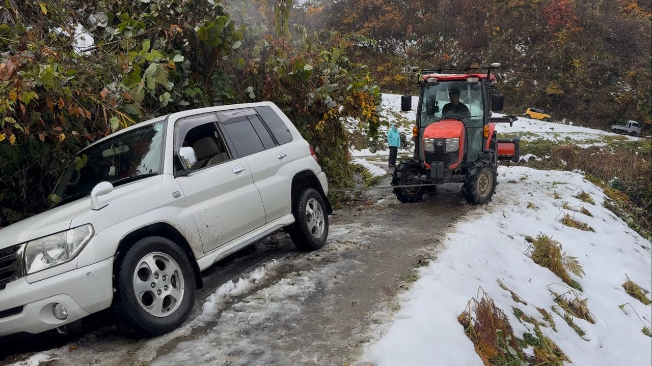 猟友会の方の車が脱輪したのでトラクターで救出しました